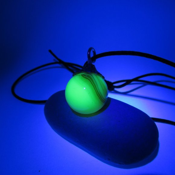 Uranium glass marble pendant - Picture 12 of 12